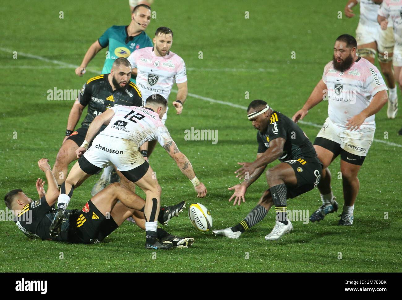 Lucas Tauzin du Stade Toulousain et Levani Botia du Stade Rochelais