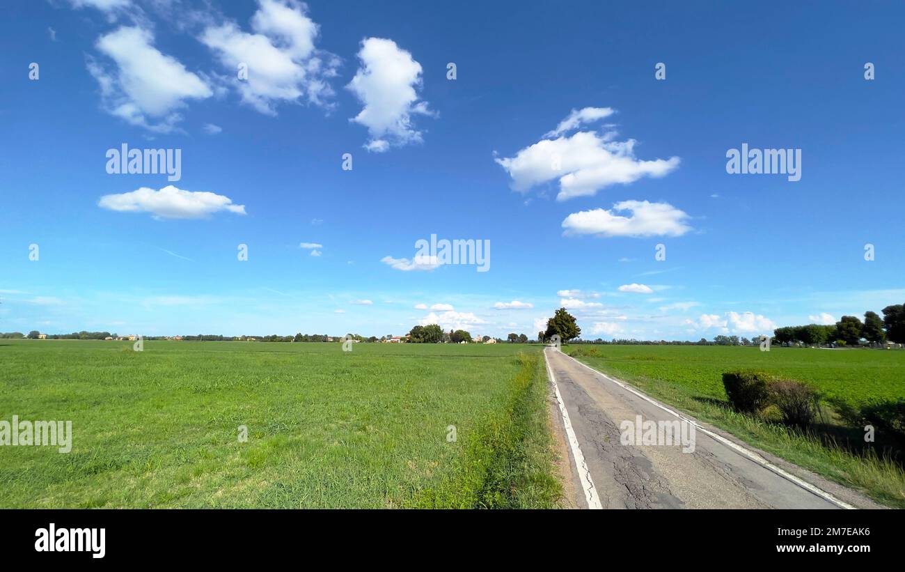 Paysage rural champ cultivé avec maison de ferme Banque D'Images