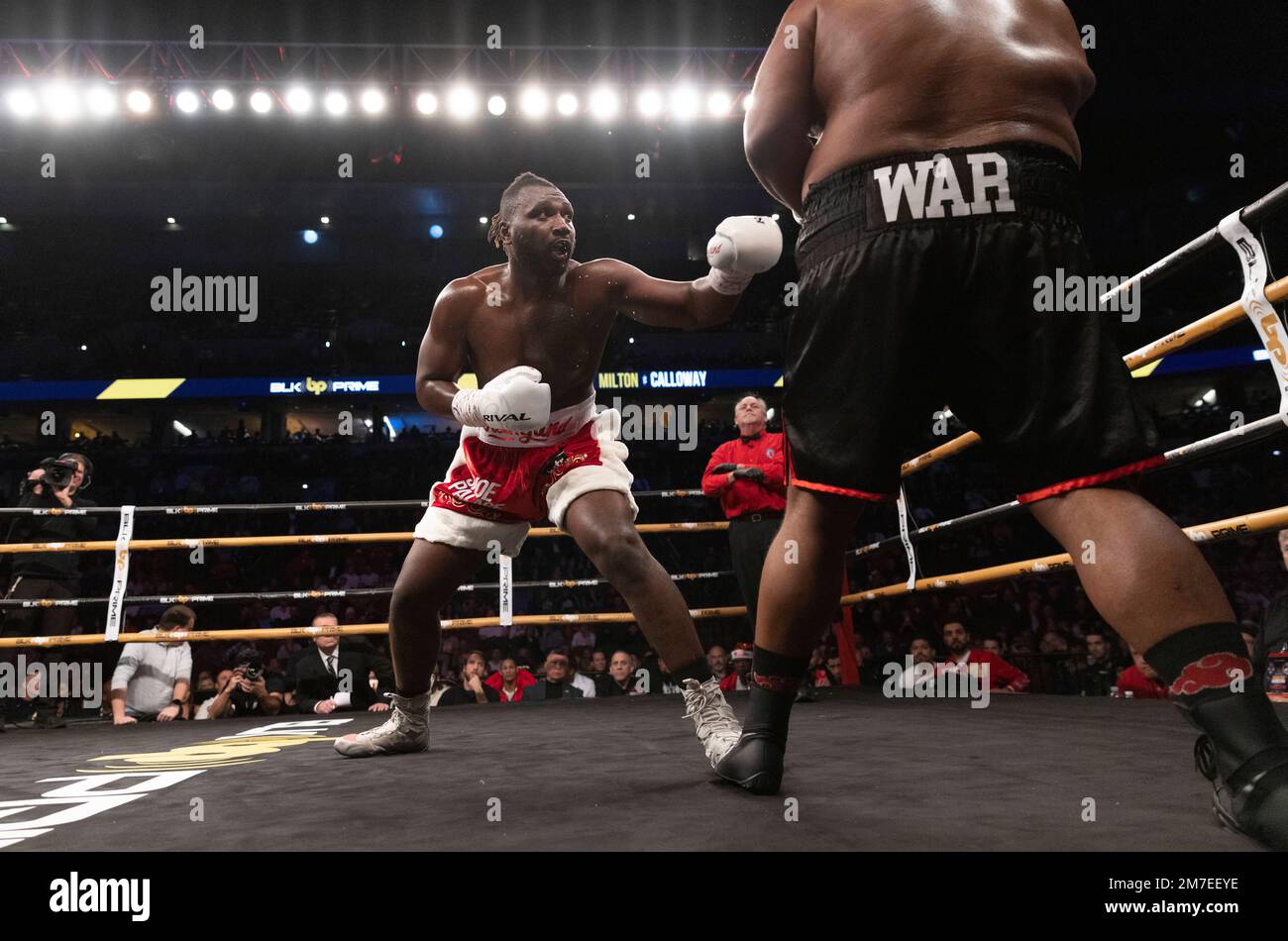 Jeremiah Milton, left, fights Dajuan Calloway during a heavyweight boxing match on Saturday, Dec. 10, 2022, in Omaha, Neb. Milton won by unanimous decision. (AP Photo/Rebecca S. Gratz) Banque D'Images
