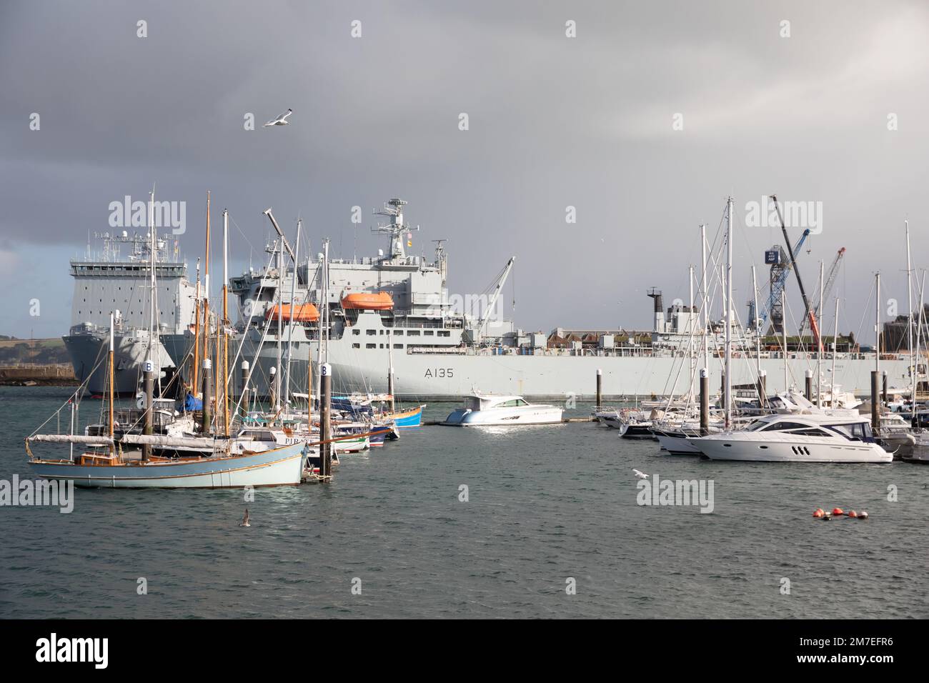 Falmouth,Cornouailles,9th janvier 2023,il y avait un soleil glorieux entre les douches à Falmouth, Cornouailles. Les visiteurs se sont promenés dans le port en admirant la vaste gamme de bateaux et de magasins dans les boutiques de la grande rue. La température a été un 8C froid mais avec le facteur de refroidissement du vent il a senti comme 6C.Credit: Keith Larby/Alamy Live News Banque D'Images