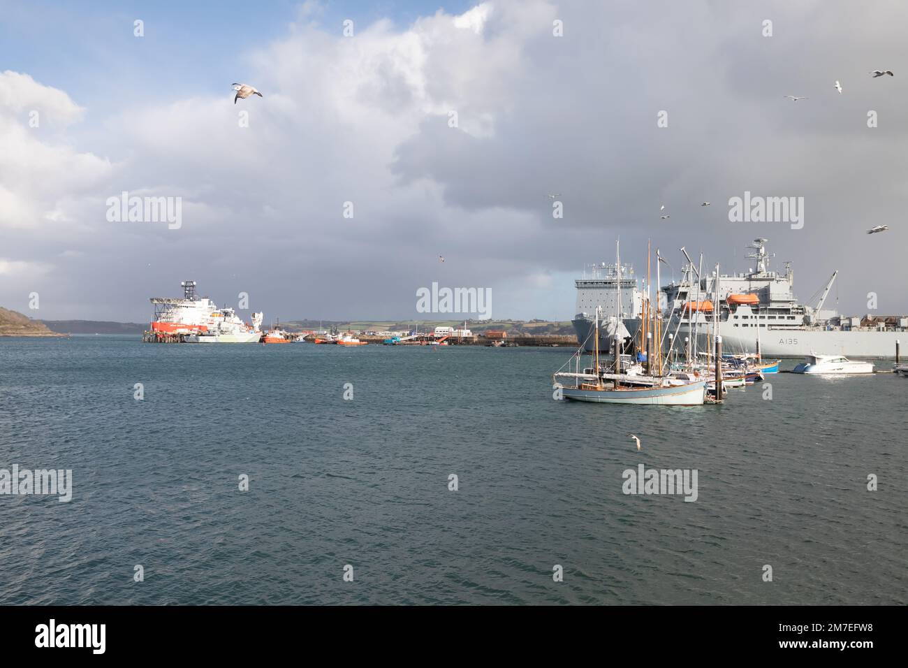 Falmouth,Cornouailles,9th janvier 2023,il y avait un soleil glorieux entre les douches à Falmouth, Cornouailles. Les visiteurs se sont promenés dans le port en admirant la vaste gamme de bateaux et de magasins dans les boutiques de la grande rue. La température a été un 8C froid mais avec le facteur de refroidissement du vent il a senti comme 6C.Credit: Keith Larby/Alamy Live News Banque D'Images