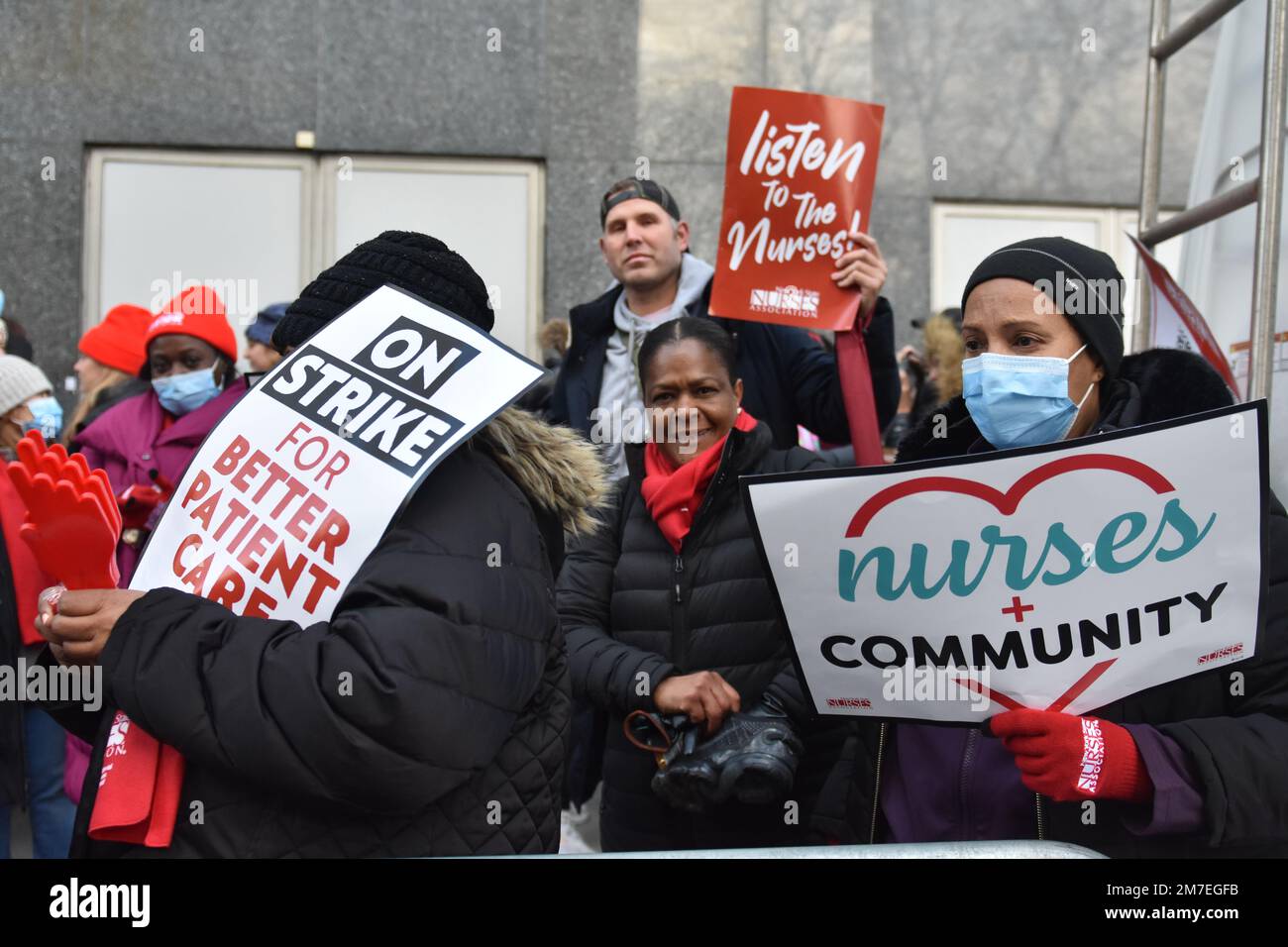 New York, États-Unis. 09th janvier 2023. Plus de 7 000 infirmières de l'hôpital Mount Sinai de New York sont en grève à 9 janvier 2023. Les infirmières exigent une augmentation du personnel, de meilleurs salaires et la fin des réductions de prestations. (Photo de Kyle Mazza/Sipa USA) crédit: SIPA USA/Alay Live News Banque D'Images