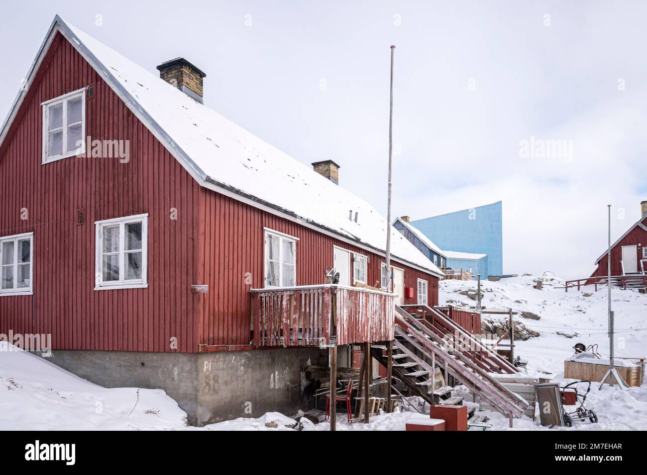 Maisons colorées accrochant au flanc de la montagne dans la ville d'Uummannaq, à l'ouest du Groenland. Banque D'Images