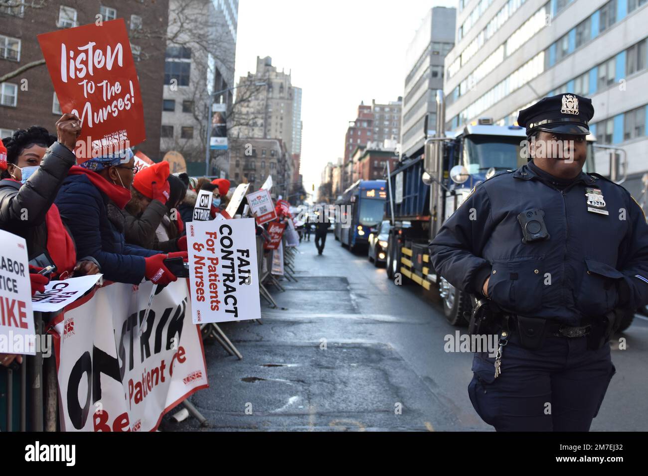 New York, États-Unis. 09th janvier 2023. Plus de 7 000 infirmières de l'hôpital Mount Sinai de New York sont en grève à 9 janvier 2023. Les infirmières exigent une augmentation du personnel, de meilleurs salaires et la fin des réductions de prestations. (Photo de Kyle Mazza/Sipa USA) crédit: SIPA USA/Alay Live News Banque D'Images