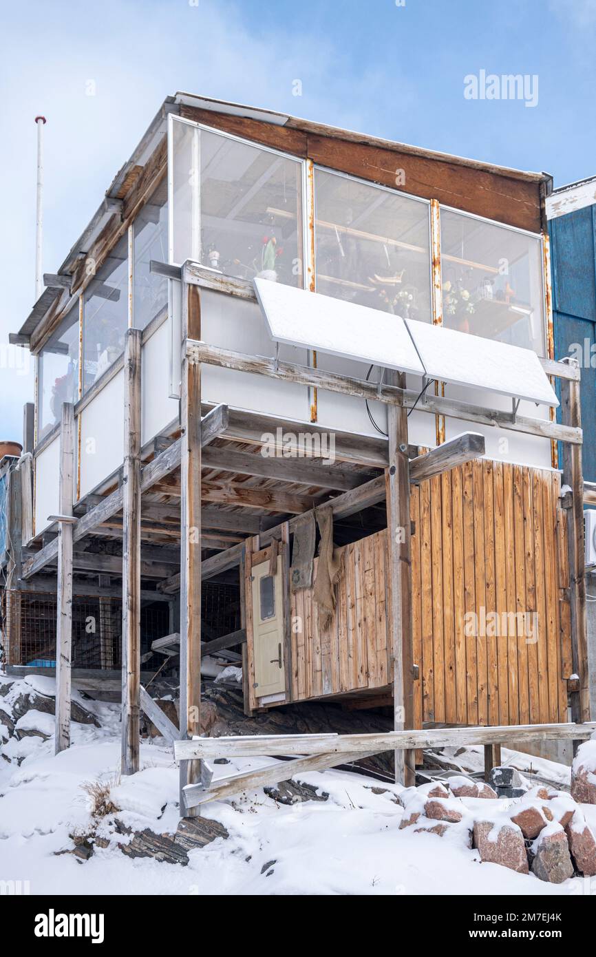 Un bâtiment en manille dans la ville d'Uummannaq, wst Groenland Banque D'Images