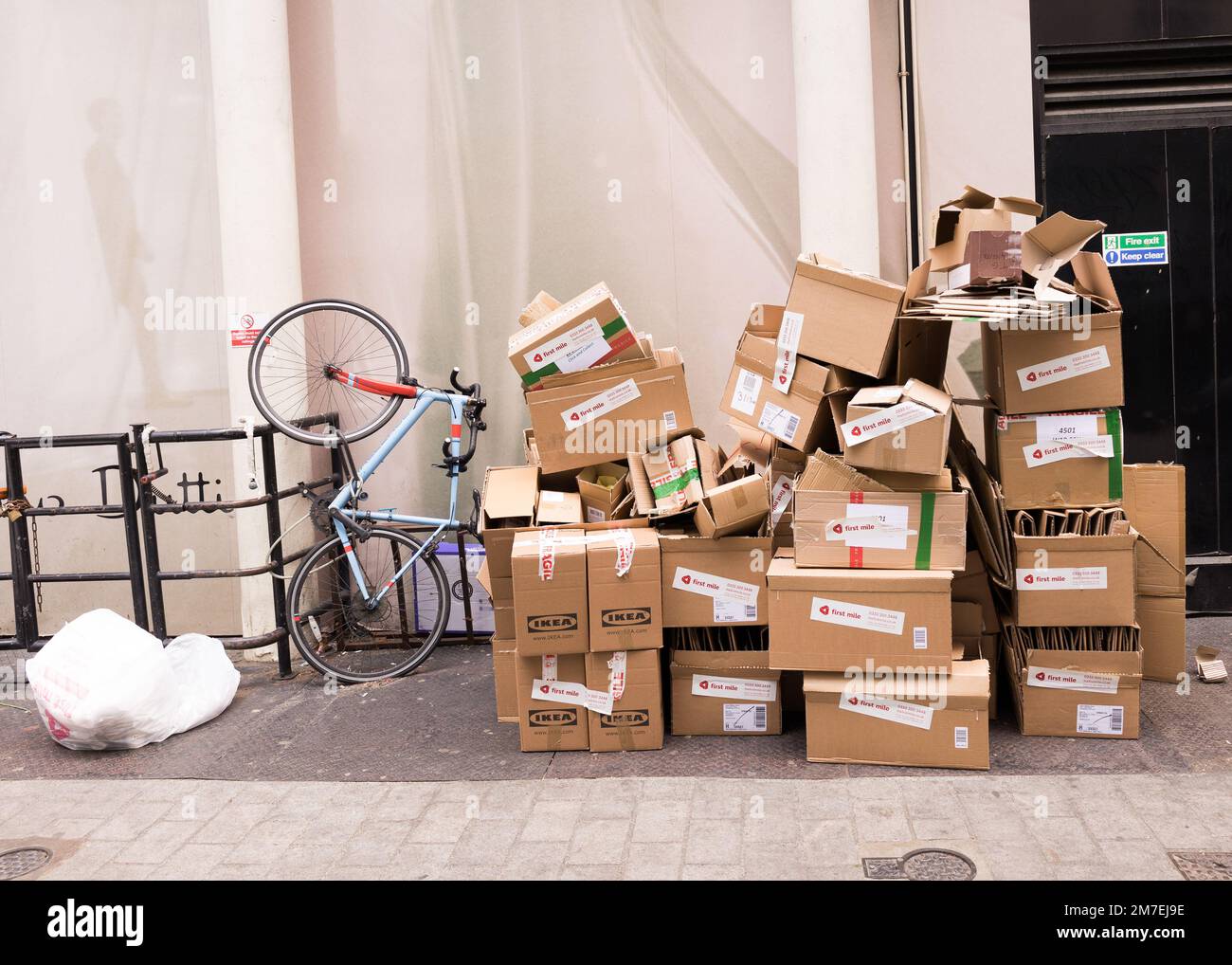 Il y a des détritus à l'extérieur de carnaby Street Banque D'Images