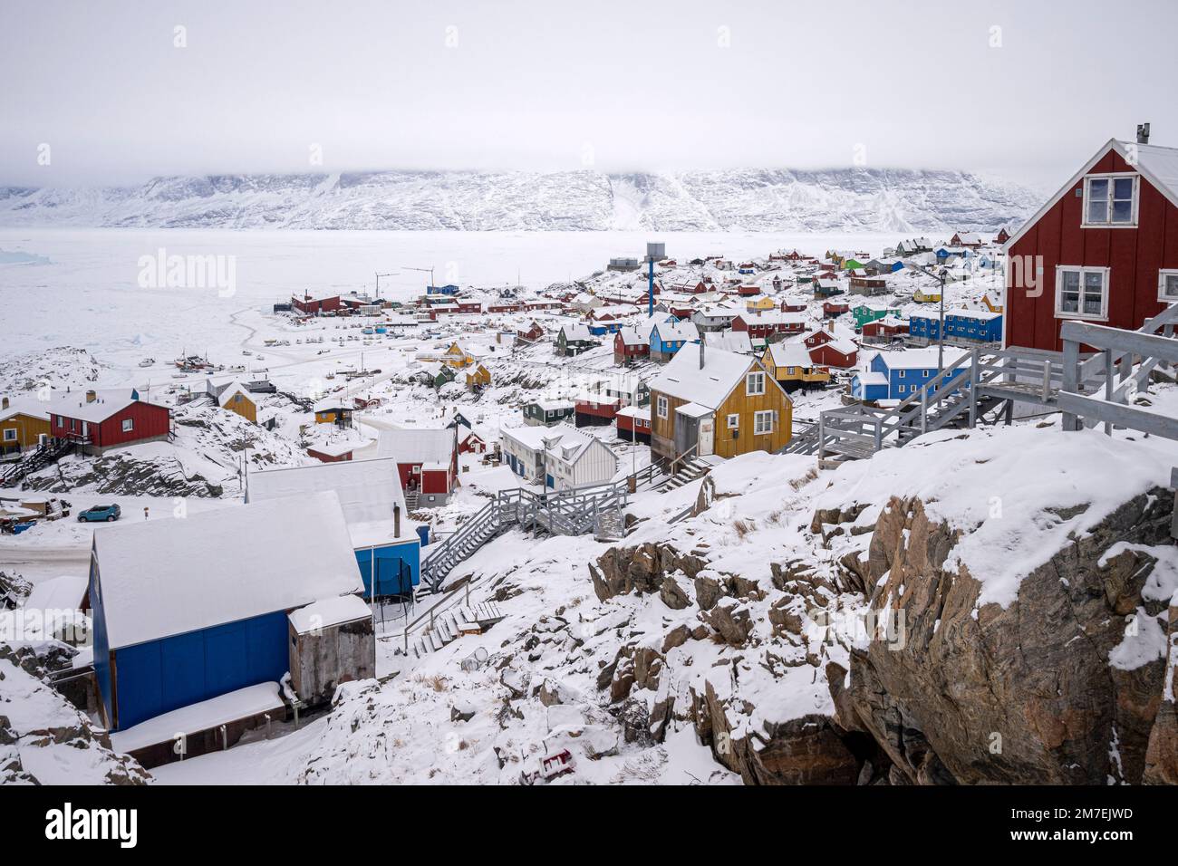 Maisons colorées accrochant au flanc de la montagne dans la ville d'Uummannaq, à l'ouest du Groenland. Banque D'Images