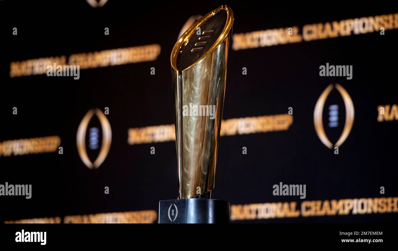The championship trophy stands on a table during a news conference ahead of the national championship NCAA College Football Playoff game between Georgia and TCU, Sunday, Jan. 8, 2023, in Los Angeles. The championship football game will be played Monday. (AP Photo/Mike Stewart) Banque D'Images