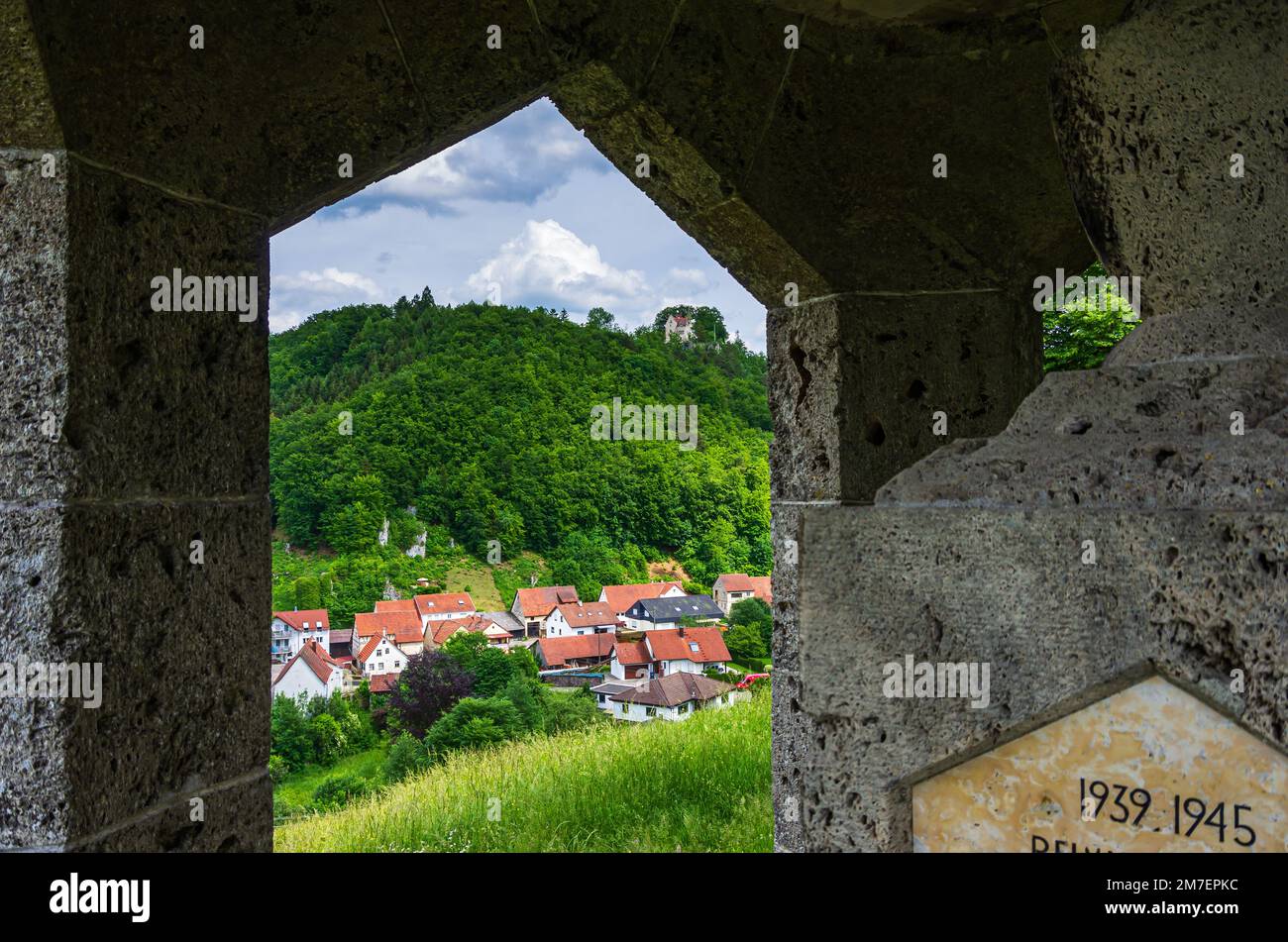 Mémorial de guerre aux morts et manqués des deux guerres mondiales et village de Seeburg sur l'Alb souabe entre Bad Urach et Münsingen, Allemagne. Banque D'Images