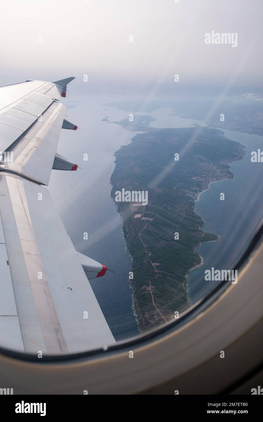 Vue par la fenêtre d'un avion à l'aile pendant le décollage de l'aéroport de Split en Croatie. Banque D'Images