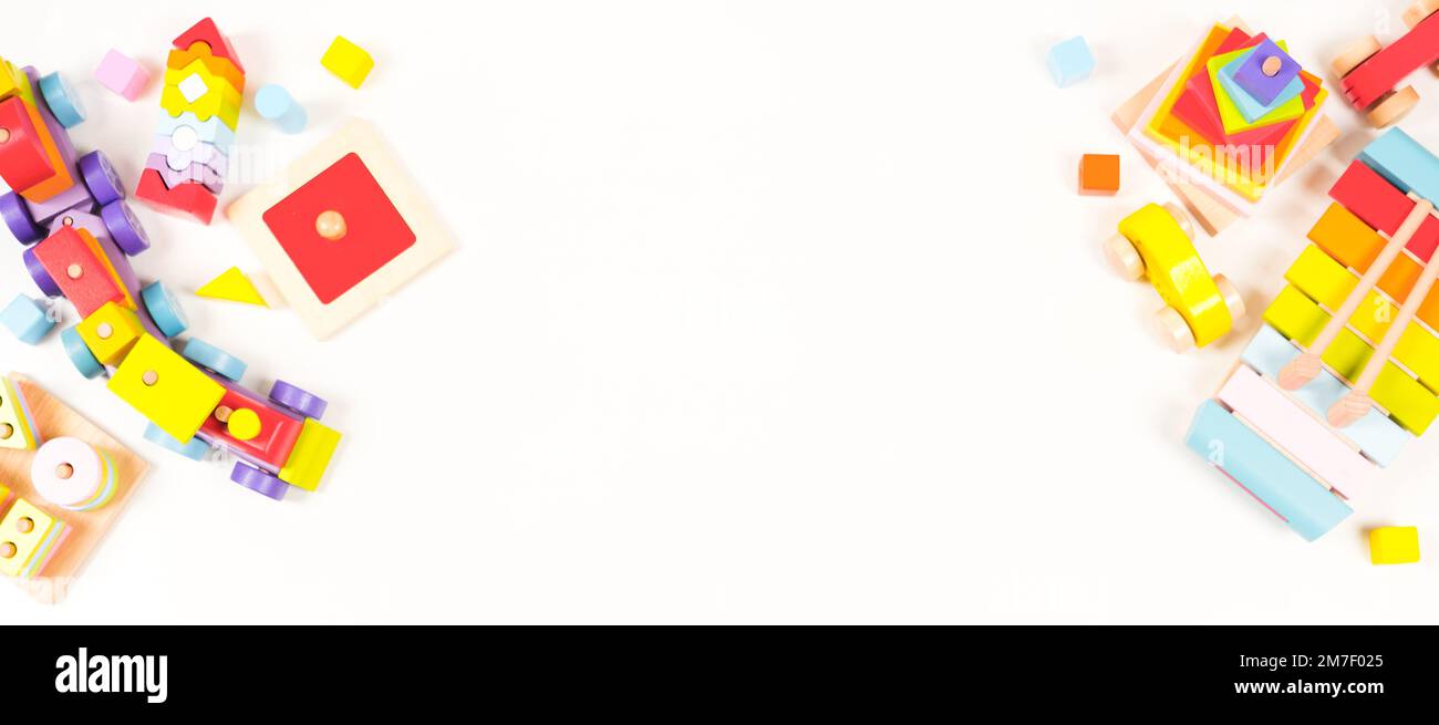 Arrière-plan de jouet de bébé enfant. Jouets éducatifs, musicaux, sensoriels, de tri et d'empilage en bois sur fond blanc. Jouets Montessori. Vue de dessus, plan d'agencement Banque D'Images