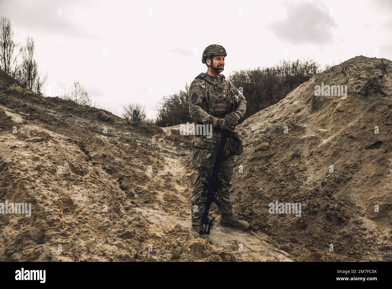 Un soldat debout en position de creusage Banque D'Images