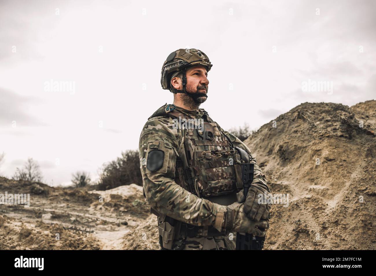 Un soldat debout en position de creusage Banque D'Images