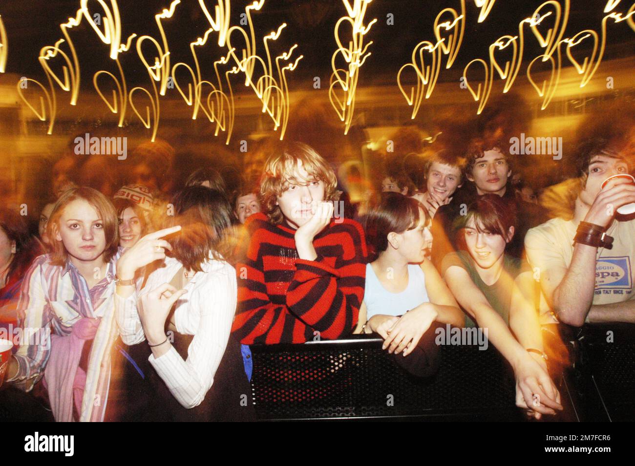 FANS DE ROCK INDÉPENDANT, THE STROKES, 2003 : première rangée de la foule pour le concert de THE STROKES lors de la tournée Room on Fire à Cardiff International Arena, pays de Galles, Royaume-Uni le 3 décembre 2003. Photographie : ROB WATKINS Banque D'Images