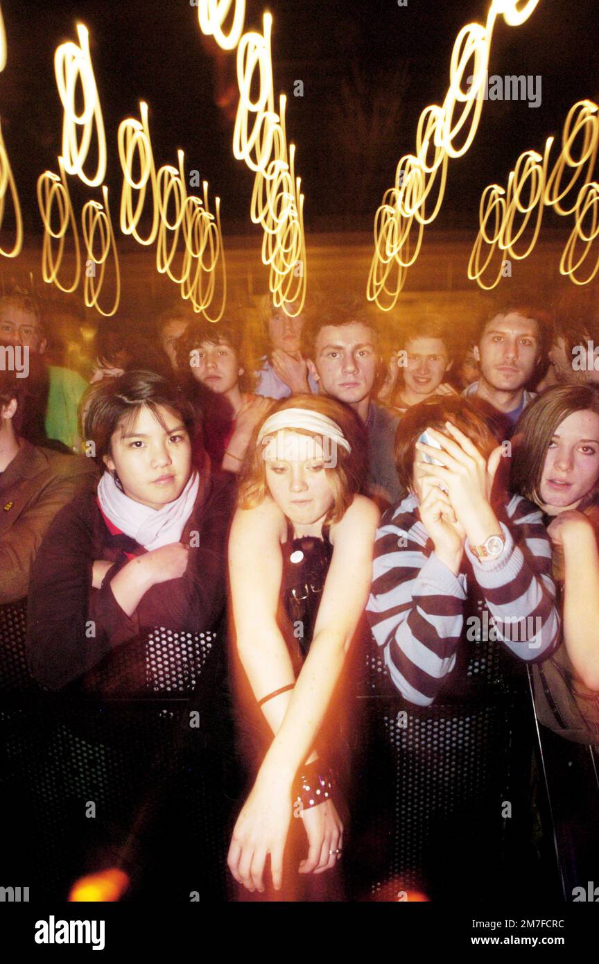 FANS DE ROCK INDÉPENDANT, THE STROKES, 2003 : première rangée de la foule pour le concert de THE STROKES lors de la tournée Room on Fire à Cardiff International Arena, pays de Galles, Royaume-Uni le 3 décembre 2003. Photographie : ROB WATKINS Banque D'Images