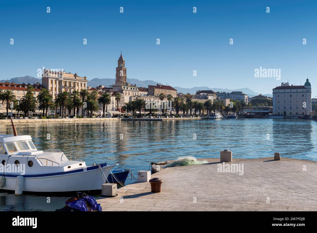Belle vue de la vieille ville de Split avec des navires dans le port, Split, Dalmatie, Croatie Banque D'Images