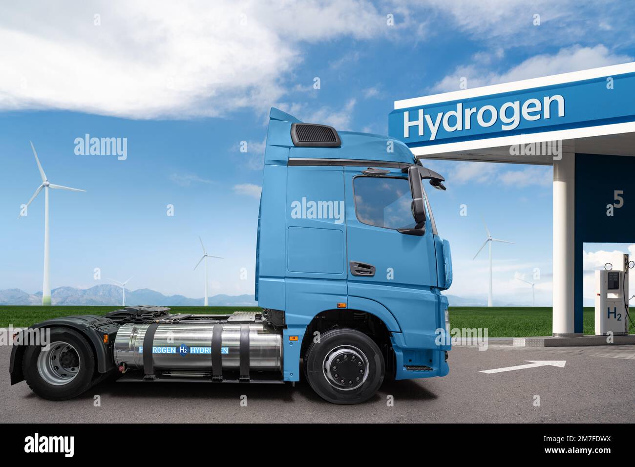 Un semi-camion à pile à hydrogène avec H2 réservoirs de gaz à bord à côté de la station de remplissage. Concept de véhicule commercial respectueux de l'environnement Banque D'Images
