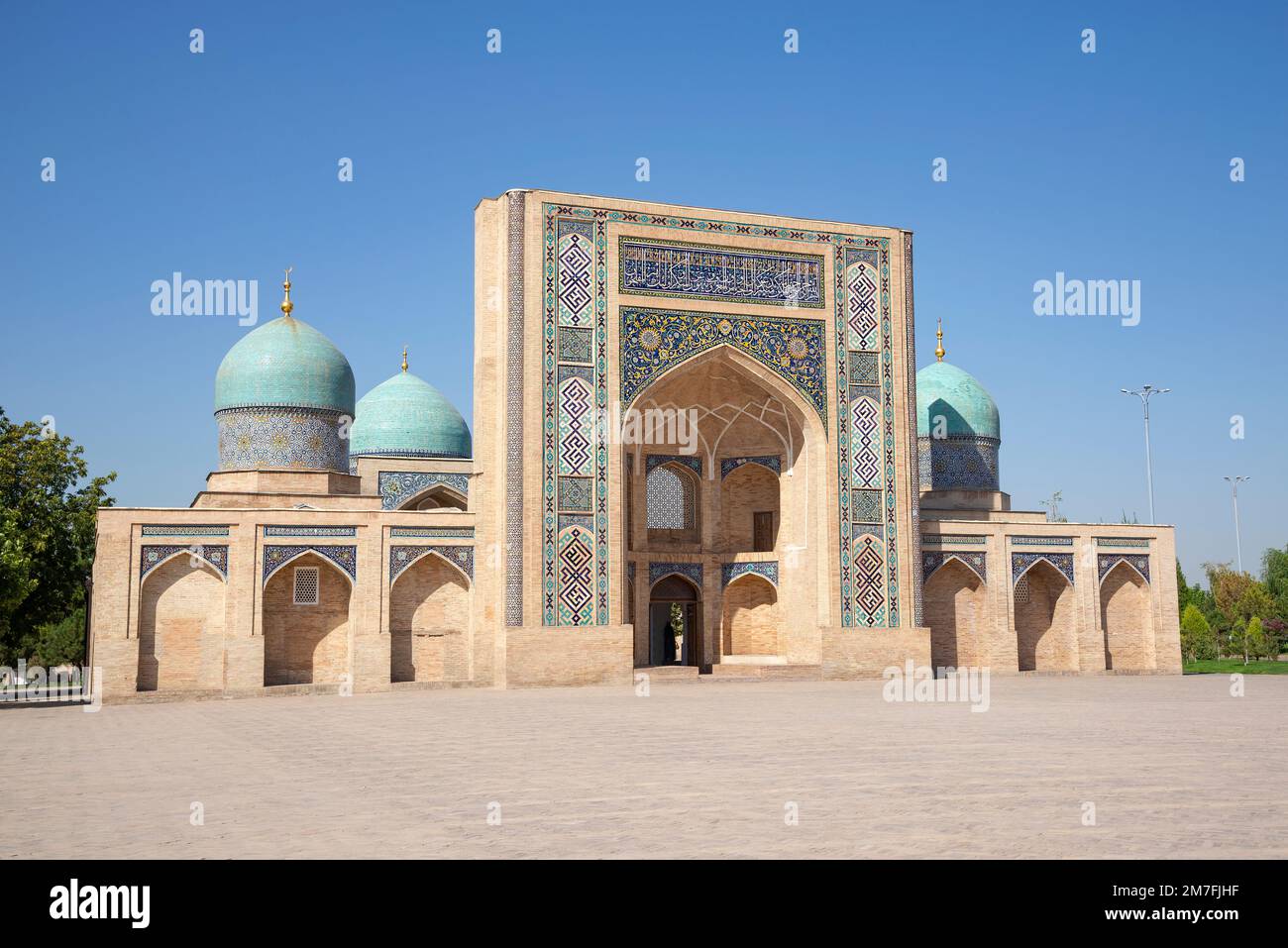 La façade de la madrasah médiévale de Barak Khan en gros plan. Tachkent, Ouzbékistan Banque D'Images