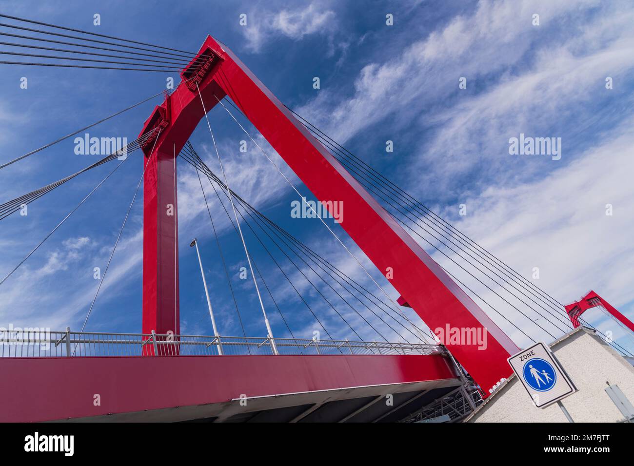 Hollande, Rotterdam, Willemsbrug ou le pont de William, un pont de passage par câble construit en 1981 sur la rivière Nieuwe Maas et nommé d'après le roi Willem III des pays-Bas. Banque D'Images