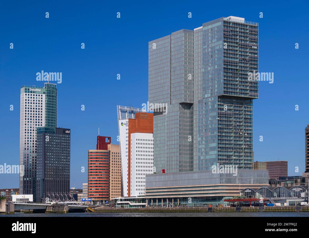 Hollande, Rotterdam, la rivière Nieuwe Maas avec le Maastoren qui est le deuxième plus haut bâtiment de Hollande sur la gauche et la tour de Rotterdam sur la droite. Banque D'Images