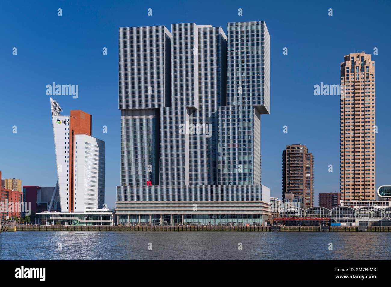Hollande, Rotterdam, la rivière Nieuwe Maas avec le bâtiment de Rotterdam au centre, flanqué par le bâtiment KPN Telecom Tower sur la gauche et la tour de la Nouvelle-Orléans sur la droite. Banque D'Images