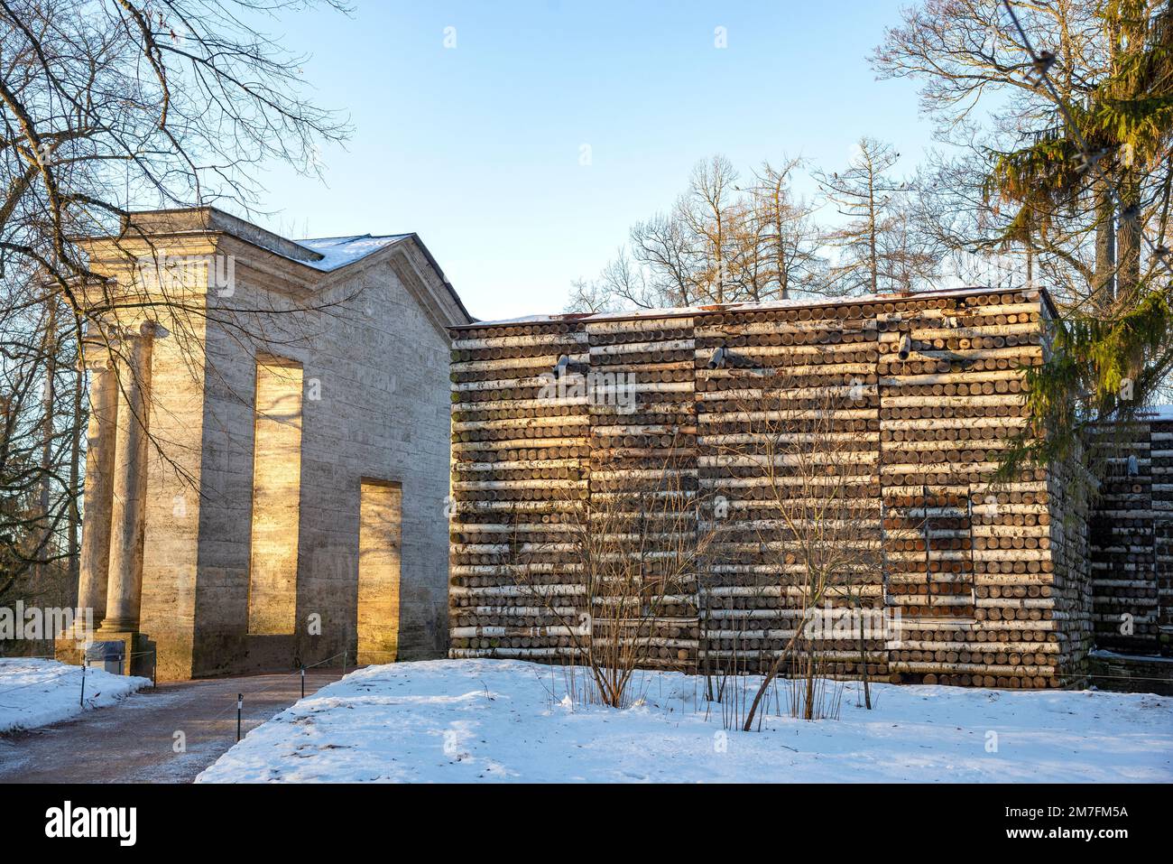 Maison en bouleau et portail 'Mask' dans le parc de Gatchina. Leningrad, Russie Banque D'Images