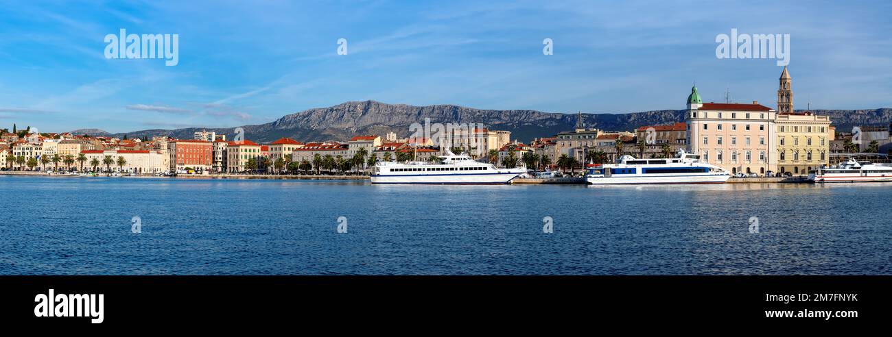 Vue panoramique de la vieille ville de Split avec port à Sunny Day, Croatie. Banque D'Images
