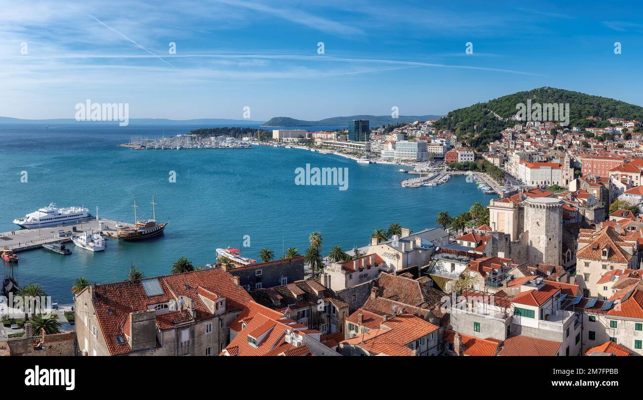 Vue aérienne de la vieille ville de Split avec port à Sunny Day, Croatie Banque D'Images