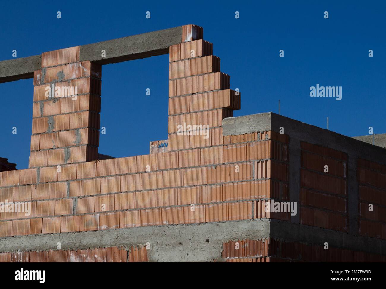 Maison unifamiliale faite de blocs creux ou de briques. Nouveau bâtiment indépendant non fini en construction. Banque D'Images