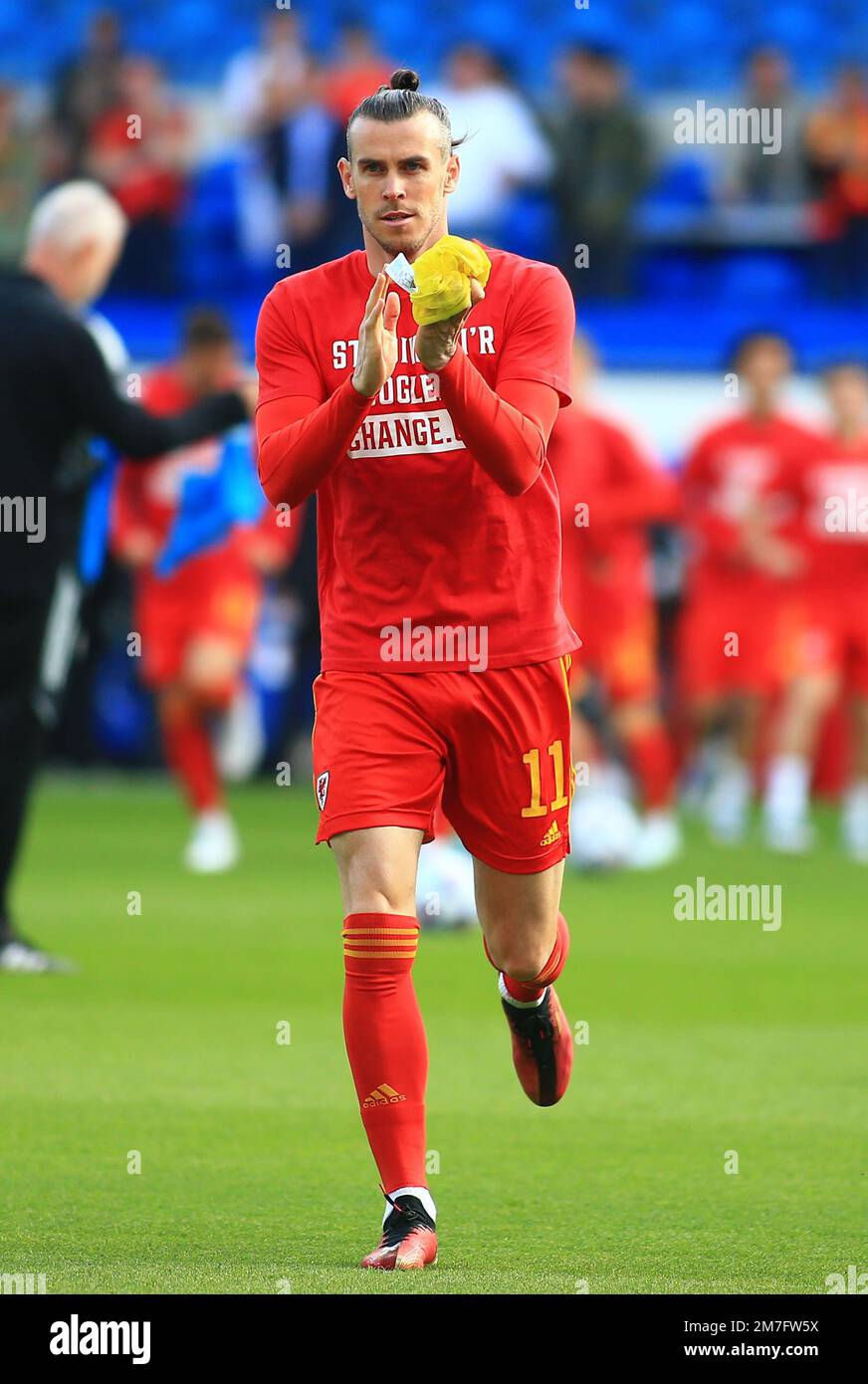 Cardiff City Stadium, Cardiff, Royaume-Uni. 11th juin 2022. UEFA Nations League football, le pays de Galles contre la Belgique ; Gareth Bale du pays de Galles applaudit les fans alors que le pays de Galles commence l'échauffement avant le match crédit: Action plus Sports/Alay Live News Banque D'Images