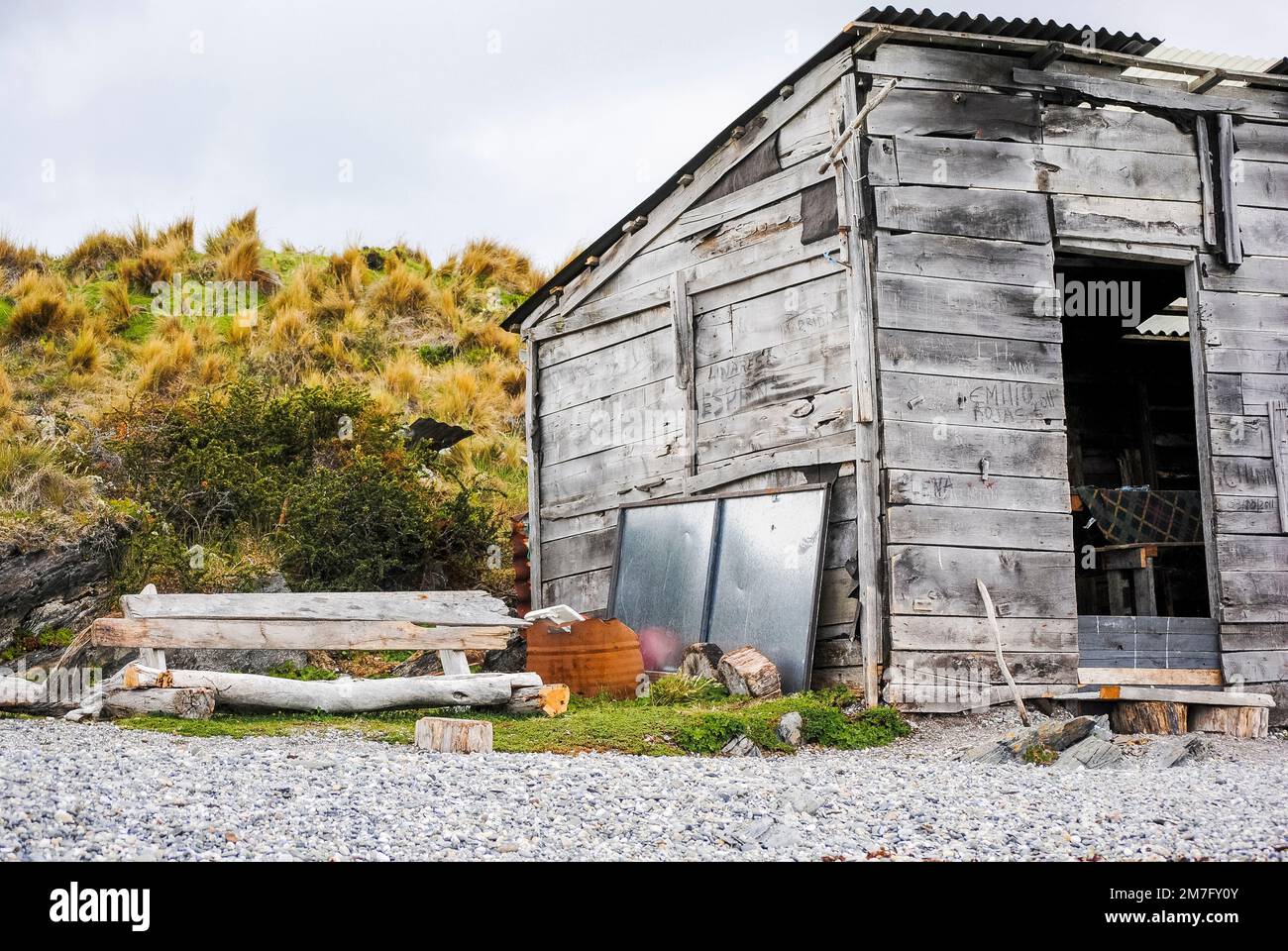 Cabane en bois avec toit en tôle et pas de porte à Ushuaia, Tierra del Fuego, Argentine Banque D'Images