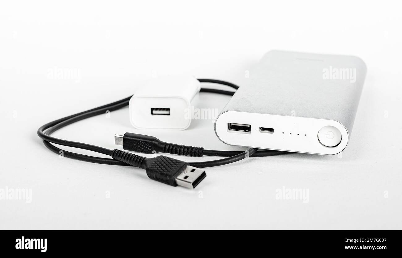 Chargeur de téléphone portable, câble, fiche USB, fil, cordon. Kit de voyage pour le chargement du smartphone. Photo de haute qualité Banque D'Images