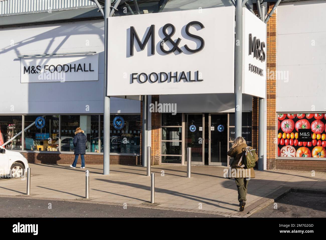 Entrée à Marks and Spencer, M and S, salle de restauration, magasin spécialisé dans les produits frais, les vins, les spiritueux et la boulangerie, Irvine, Ayrshire, ROYAUME-UNI. Banque D'Images