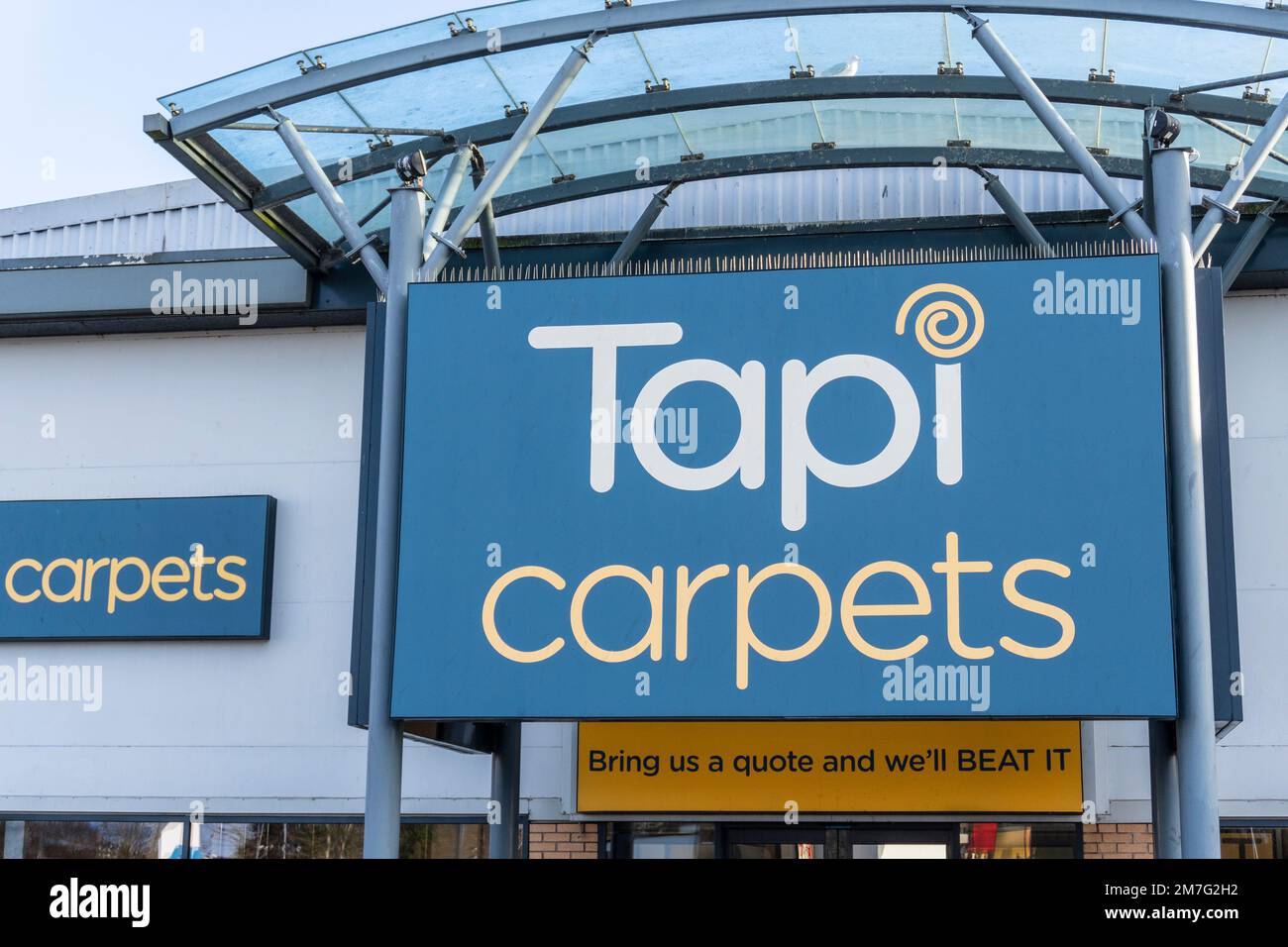 Panneau au-dessus de l'entrée du plancher couvrant le grand magasin, TAPI tapis, dans le parc de détail, Irvine, Ayrshire, Écosse, Royaume-Uni Banque D'Images
