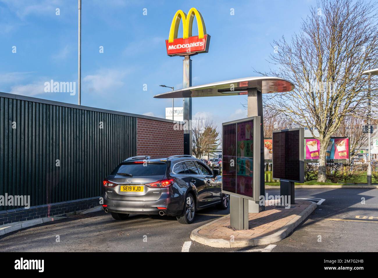 Voiture en file d'attente pour le point de commande au drive pour le McDonalds fast food Outlet, Irvine, Ayrshire, Écosse, Royaume-Uni Banque D'Images