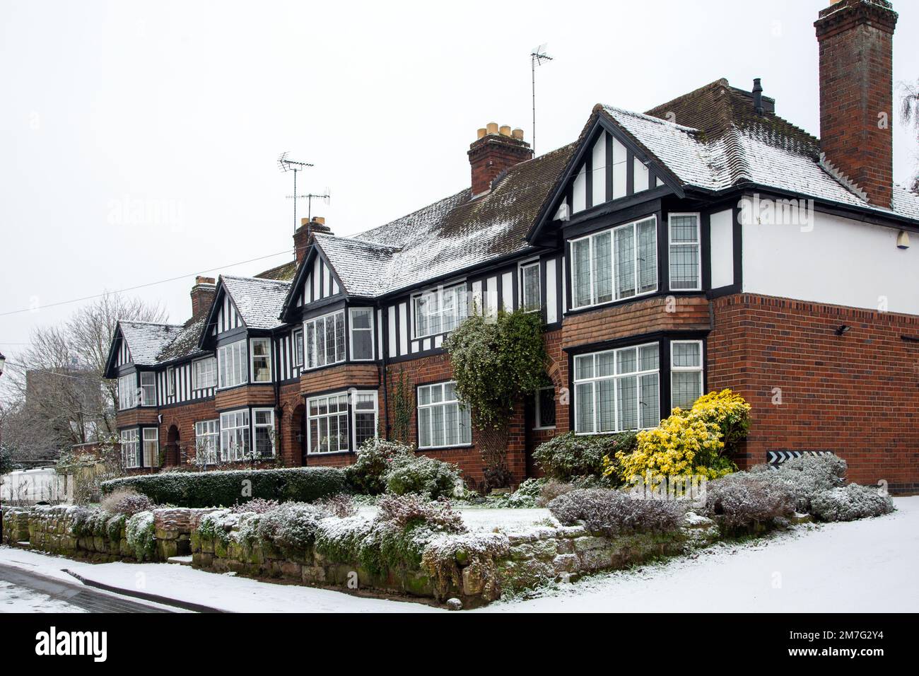 Rangée de maisons dans la ville de Warwick, dans le Warwickshire, après une légère chute de neige en hiver Banque D'Images