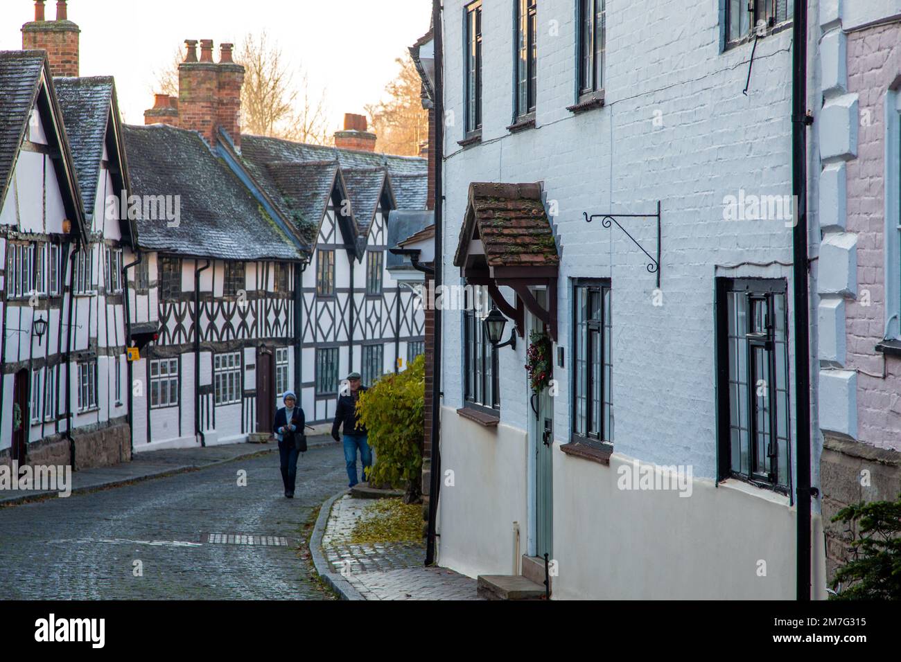 La rue pavée Mill Street dans la ville de Warwick dans le Warwickshire Banque D'Images