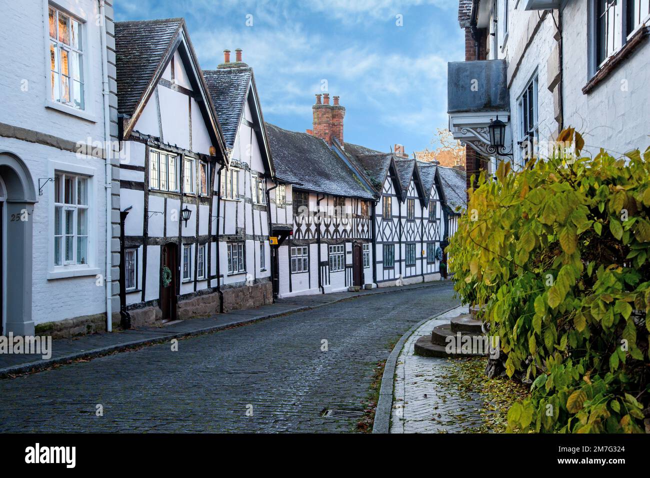La rue pavée Mill Street dans la ville de Warwick dans le Warwickshire Banque D'Images