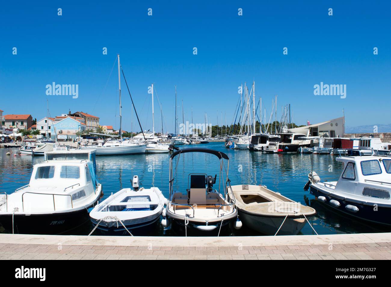 Preko, Croatie - 3 juillet 2022 : petits bateaux de plaisance et voiliers amarrés dans le port de plaisance de la petite ville de Preko sur l'île d'Ugljan Banque D'Images