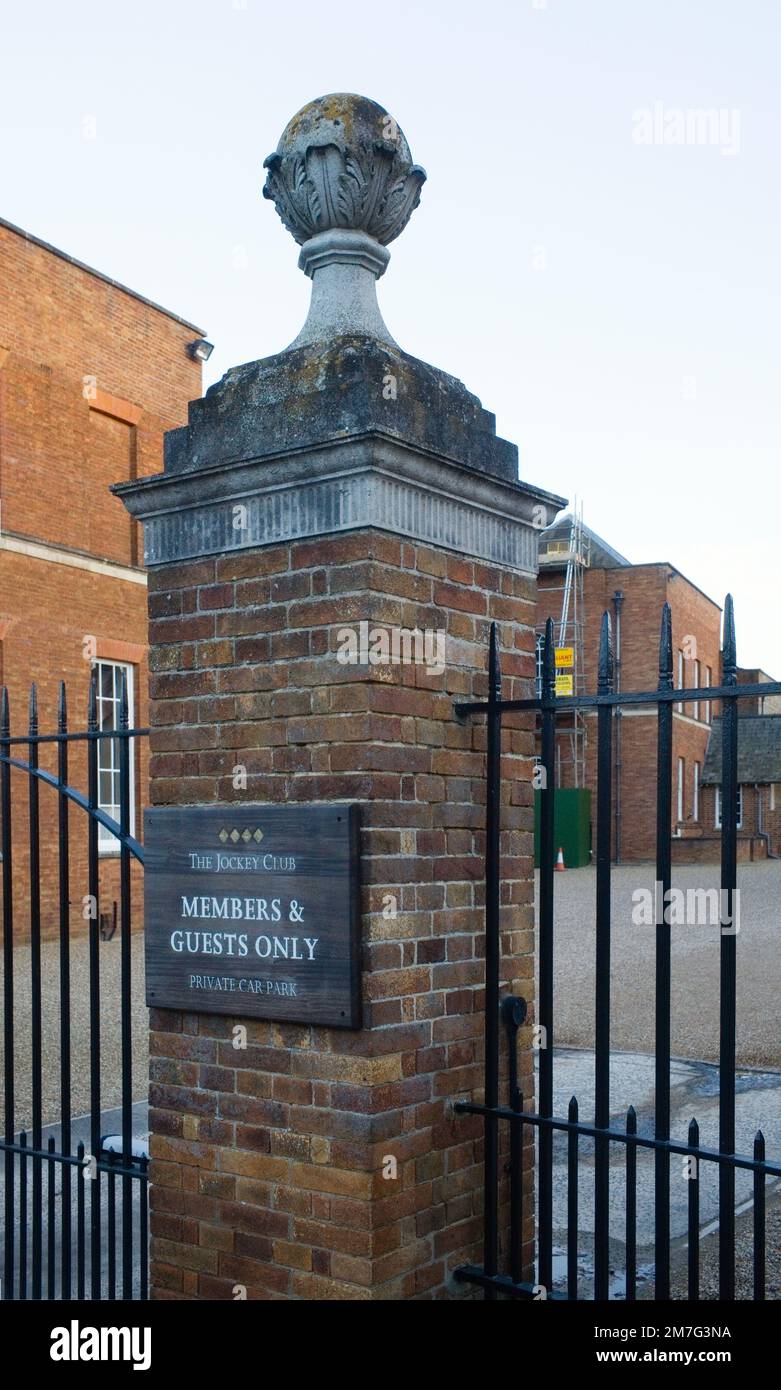 Porte d'entrée et panneau pour le Jockey Club à Newmarket Banque D'Images