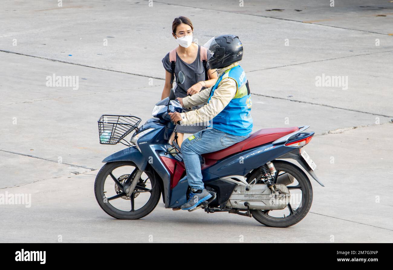 SAMUT PRAKAN, THAÏLANDE, 23 2022 FÉVRIER, Une jeune femme réserve un trajet en taxi à moto Banque D'Images