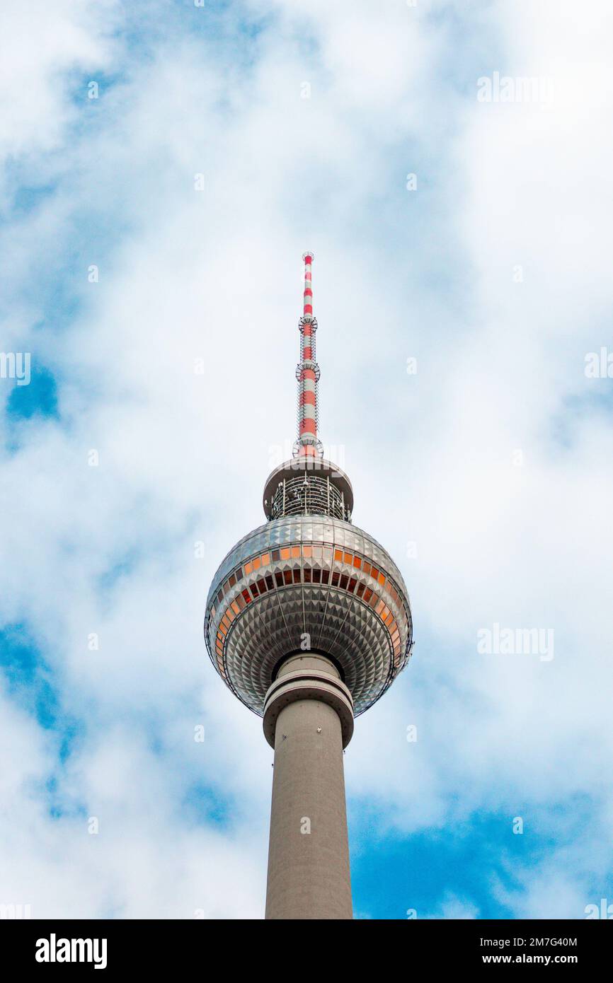 La tour de télévision de Berlin est représentée, une attraction que de nombreux touristes veulent visiter. Il a été photographié après et au niveau du sol, de sorte qu'il est centré. Banque D'Images