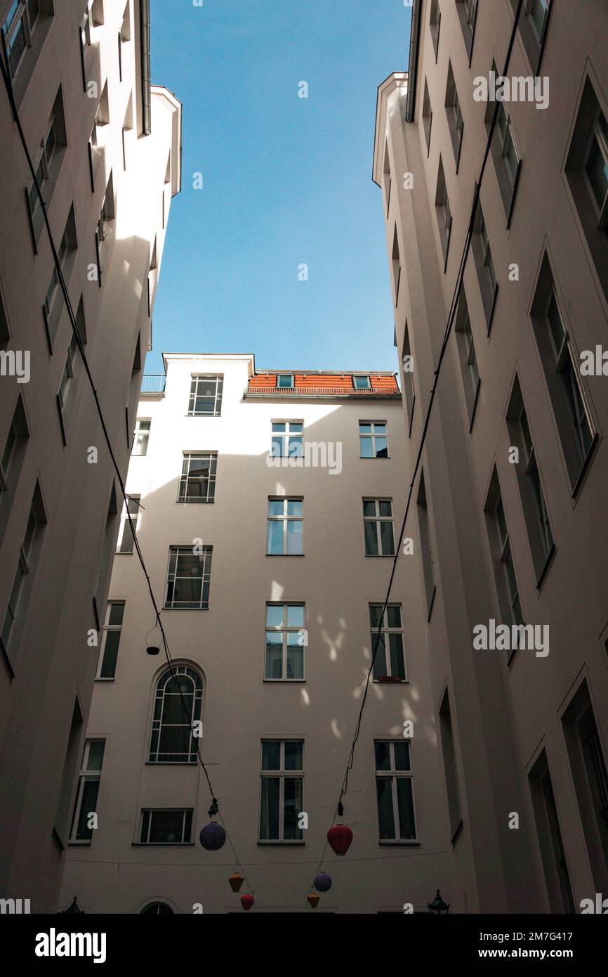 Un grand bâtiment est illustré. Le ciel est très clair et sans nuages. En raison de la lumière incidente et de la grande ombre, le contraste est élevé. Banque D'Images