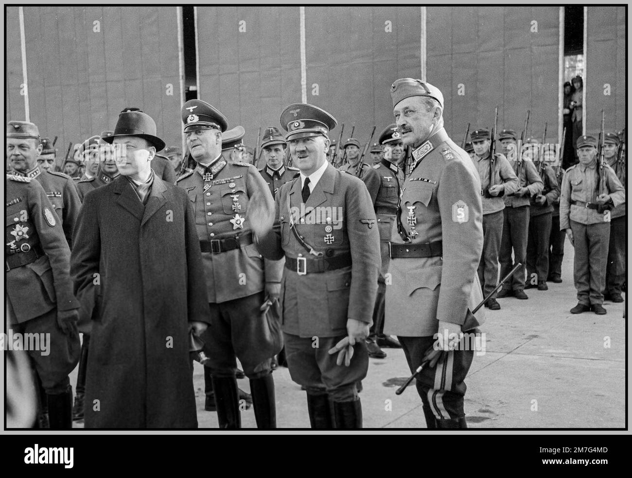 MANNERHEIM / HITLER Adolf Hitler a décidé de visiter la Finlande le 4 juin 1942, ostensiblement pour féliciter Mannerheim pour son anniversaire de 75th. Mais Mannerheim ne voulait pas le rencontrer à son siège social à Mikkeli ou à Helsinki, car cela aurait semblé être une visite officielle de l'État. La réunion a eu lieu près d'Imatra, dans le sud-est de la Finlande, et a été organisée dans le secret. L'aérodrome d'Immola, Adolf Hitler, accompagné du président Ryti, et le maréchal de l'Allemagne nazie Keitel, avec des troupes allemandes et finlandaises à l'attention du défilé. Banque D'Images