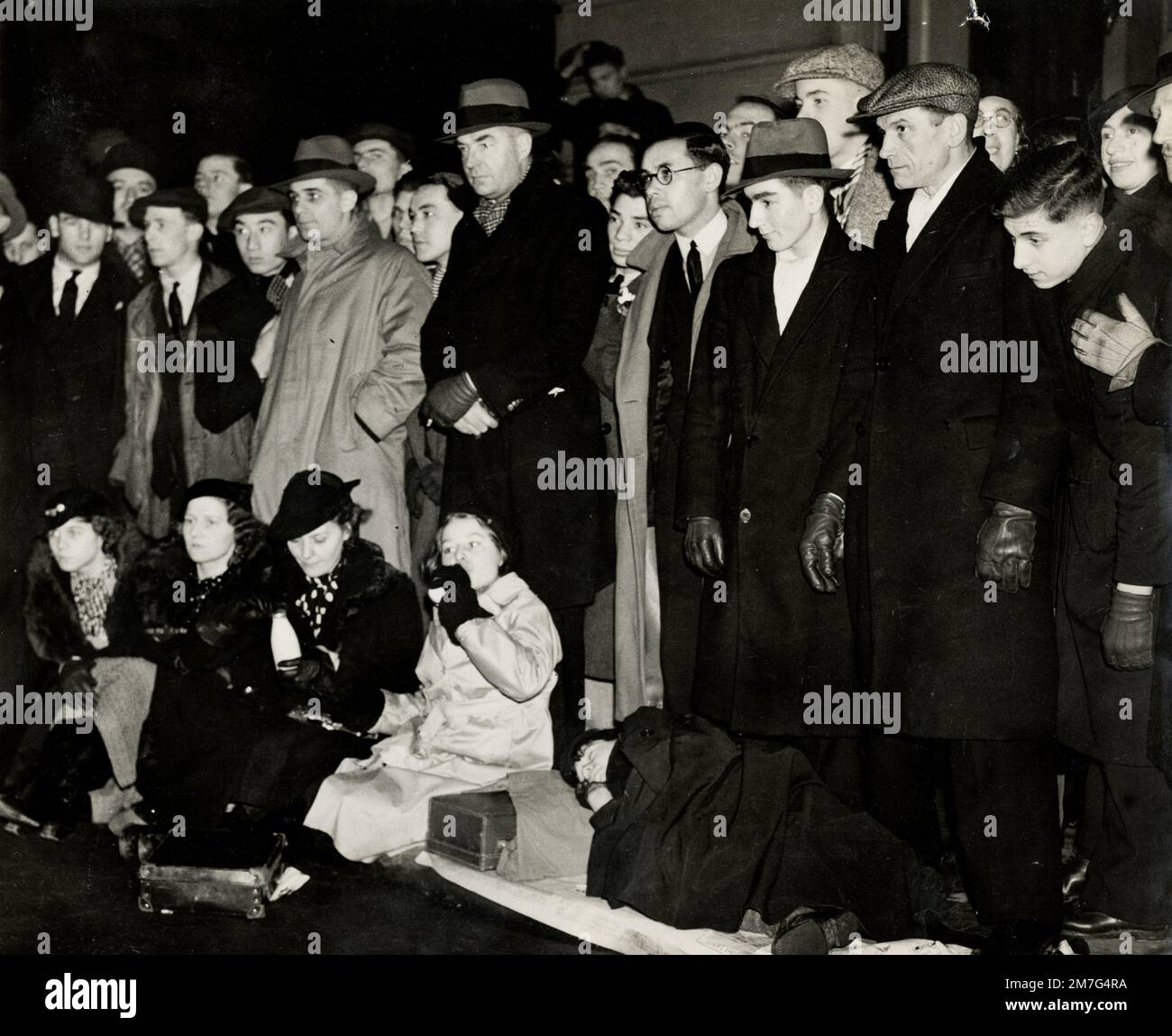 Funérailles du roi George V, 1936 ans, des foules attendent à Londres. Banque D'Images