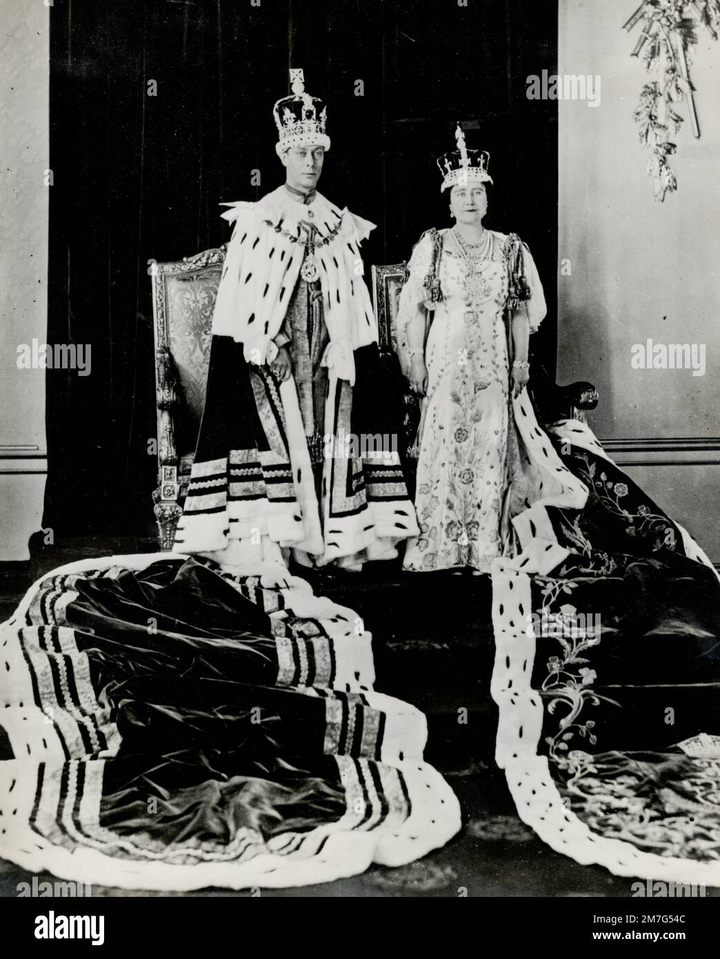 Couronnement du roi George 6th, Abbaye de Westminster, 1937 - le roi et la reine en robes de couronnement. Banque D'Images