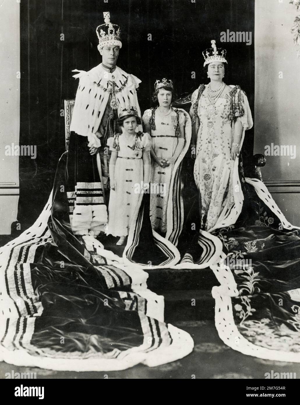 Couronnement du roi George 6th, Abbaye de Westminster, 1937 - le roi et la reine en robes de couronnement avec la princesse Elizabeth et Margaret. Banque D'Images