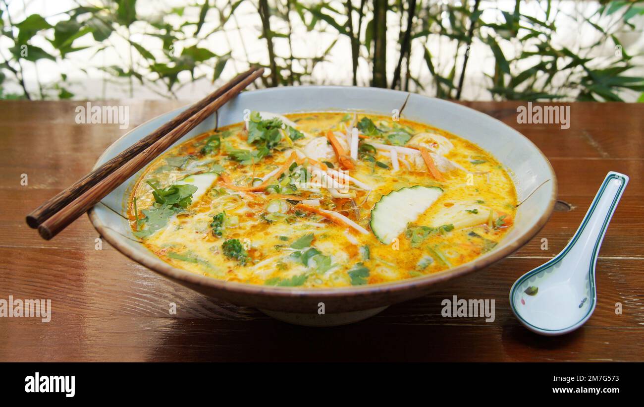 Soupe végétarienne vietnamienne Pho. Phở, souvent écrit comme pho, est un plat vietnamien traditionnel basé sur ce qui est généralement appelé une soupe de nouilles. Banque D'Images