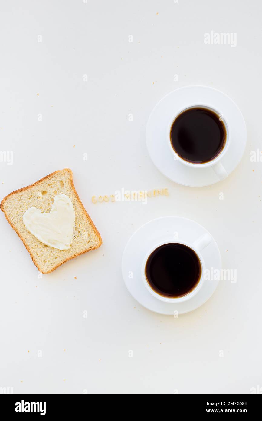sandwich pour le petit déjeuner sous forme de coeur avec fromage - bon signe du matin et deux tasses de café Banque D'Images