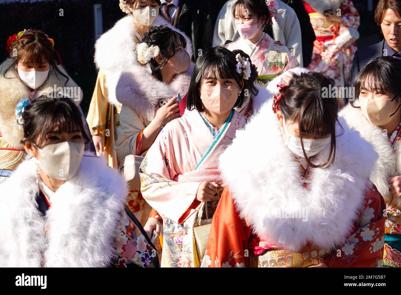 Yokohama, Japon. 9th janvier 2023. Les filles des kimonos participent à une cérémonie du jour de l'âge à Yokohama, au Japon, le 9 janvier 2023. Le jour de l'âge est un jour férié au Japon qui se tient chaque année le deuxième lundi de janvier. Avec l'adoption du Code civil révisé en avril dernier, l'âge adulte est passé de 20 à 18 ans. Credit: Zhang Xiaoyu/Xinhua/Alay Live News Banque D'Images